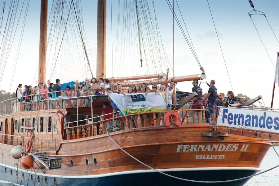 Fiesta en barco para estudiantes de un curso académico en Malta