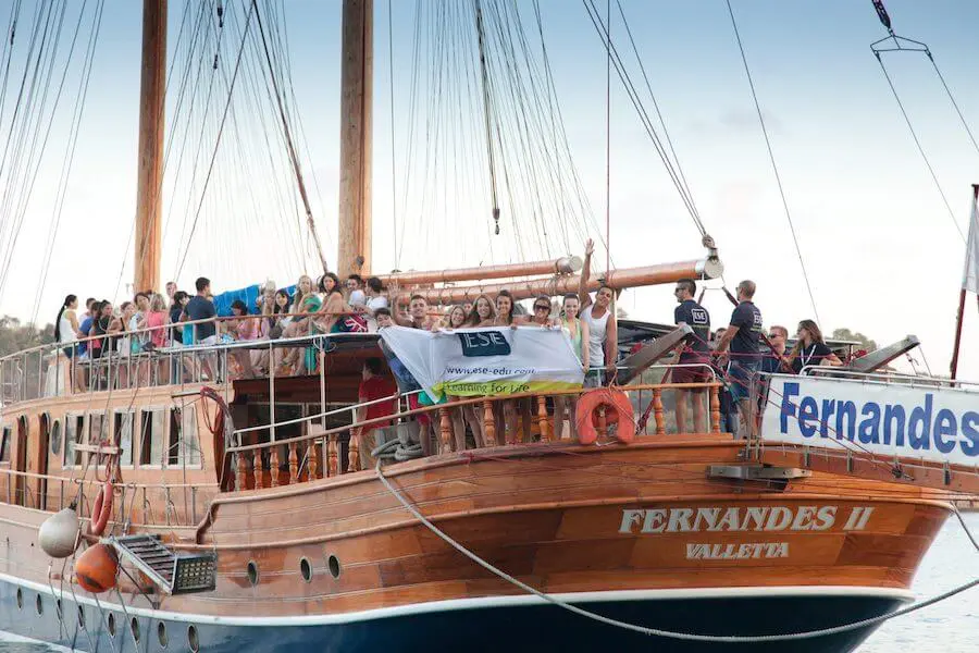 Fiesta en barco para estudiantes de un curso académico en Malta