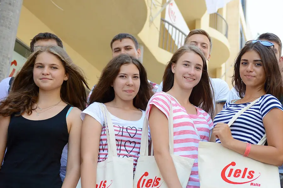 Jóvenes en curso de inglés en IELS Malta