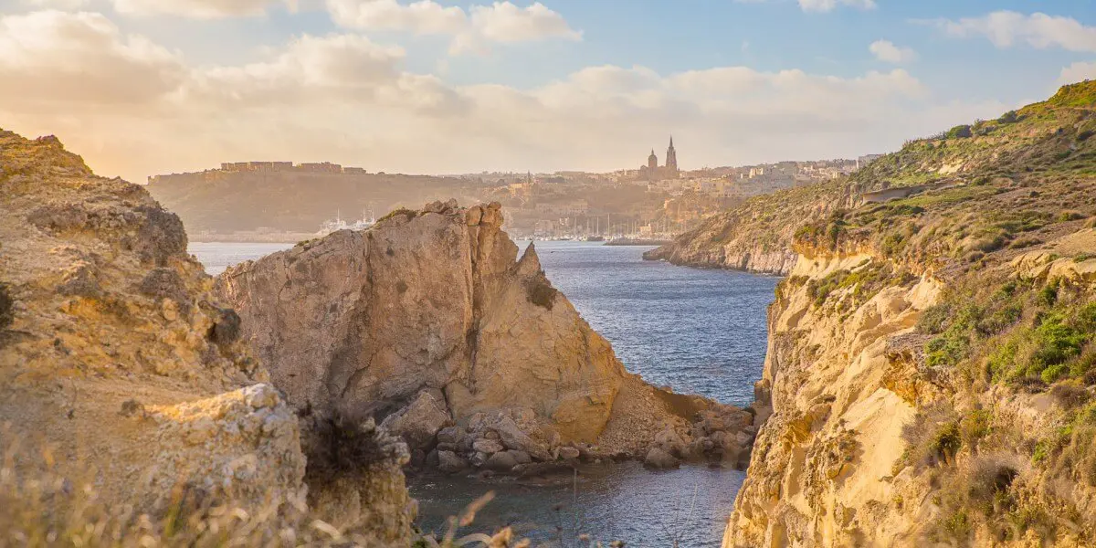 Paseo marítimo de Gozo con iglesia al fondo