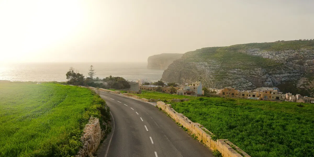 Estrada nas falésias de Gozo