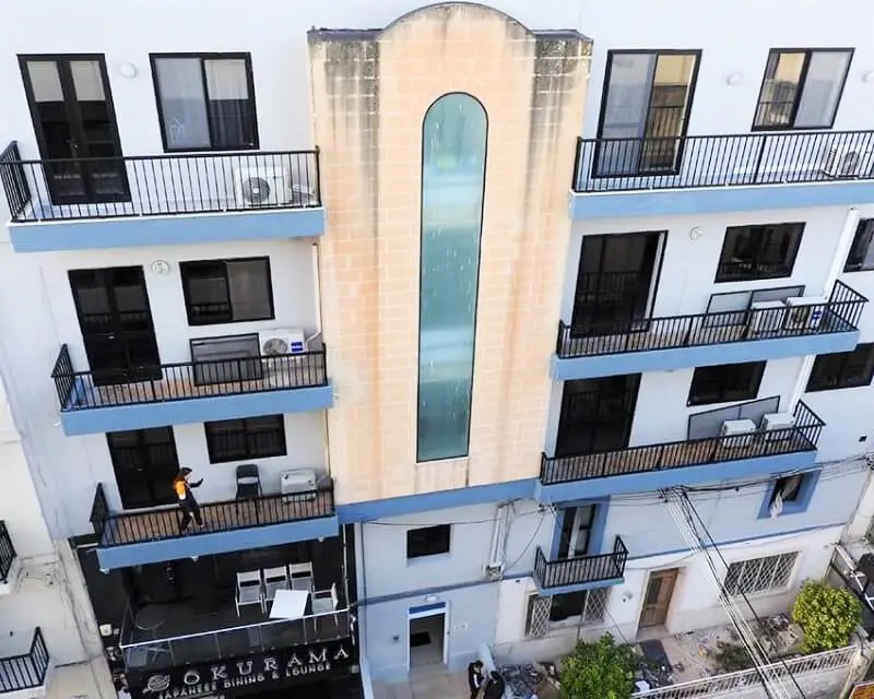 Fachada de la residencia central a 2 minutos de la escuela