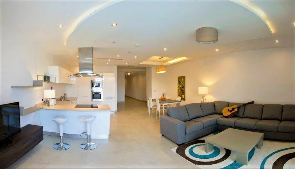 Sala de estar com cozinha, EF Malta Balluta Bay apartamento compartilhado