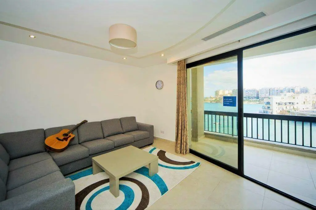 Sala de estar com vista para Balutta Bay, apartamento EF