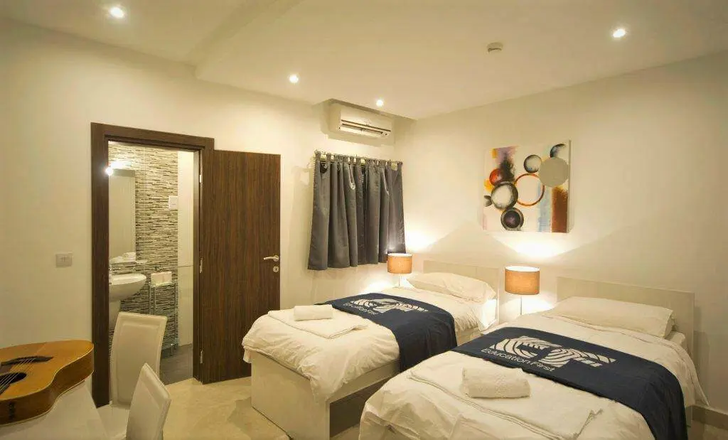 Quarto duplo, EF Malta apartamento compartilhado