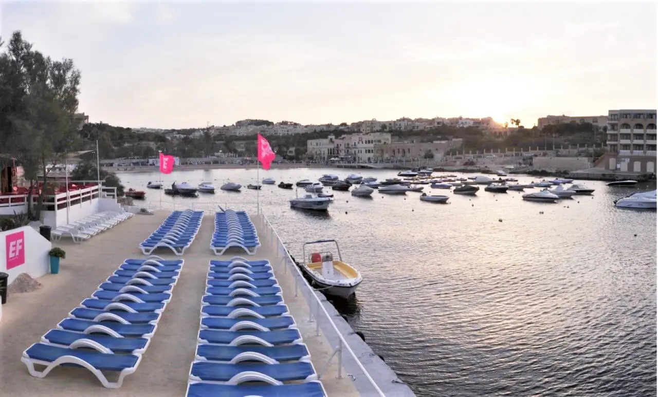 Beach Club de l'EF Malte à St George's Bay