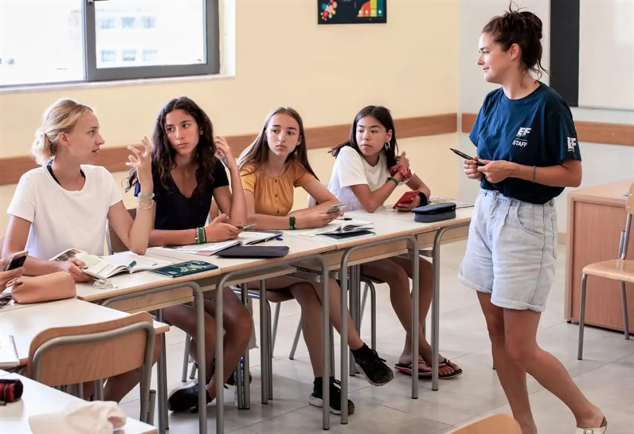 Jovens estudando inglês na EF Malta