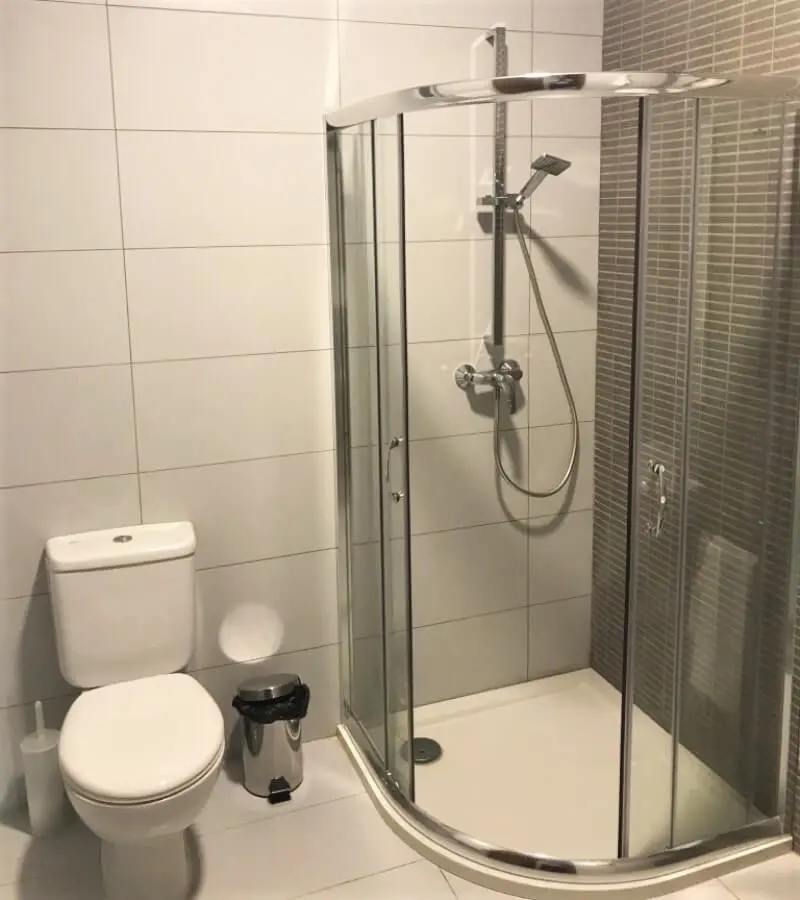 Salle de bain avec douche appartement supérieur Astolat