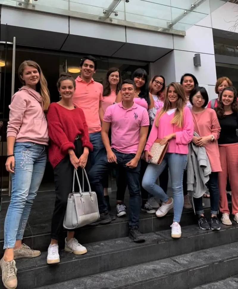 Étudiants habillés en rose pour la journée de prévention du cancer du sein