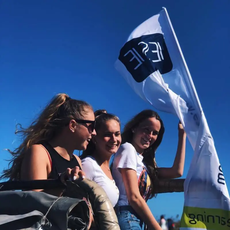 Estudiantes delante del campamento de verano ESE