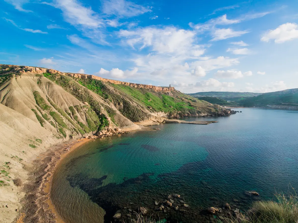 Praia da Baía de Qarraba em Malta