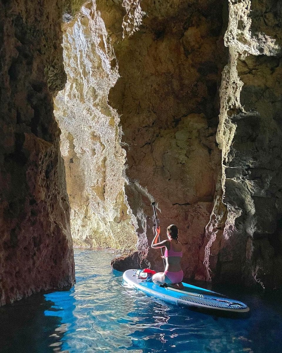 Actividad de Stand-Up Paddle en cuevas de Malta