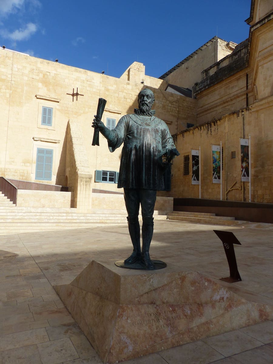 Estatua de Juan de Valletta, 48º Gran Maestre de la Orden de Malta e iniciador de la construcción de la ciudad amurallada de Valletta