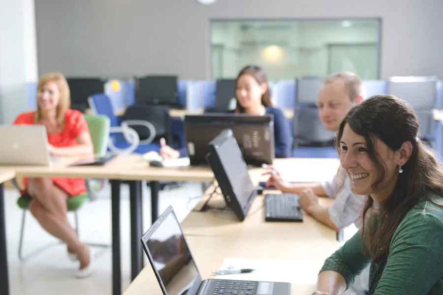 Cuatro estudiantes en un curso de inglés comercial en Malta