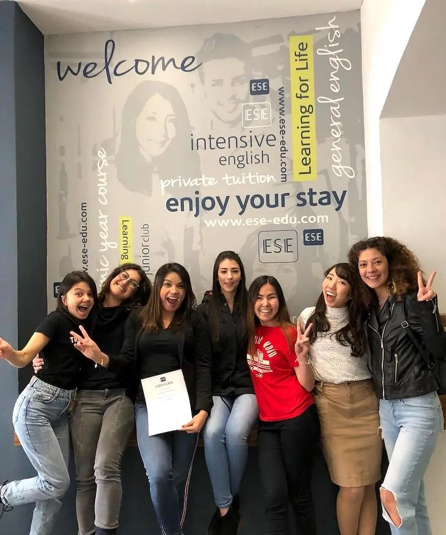 Grupo de alumnas de un curso de inglés en Malta recibiendo sus diplomas de inglés
