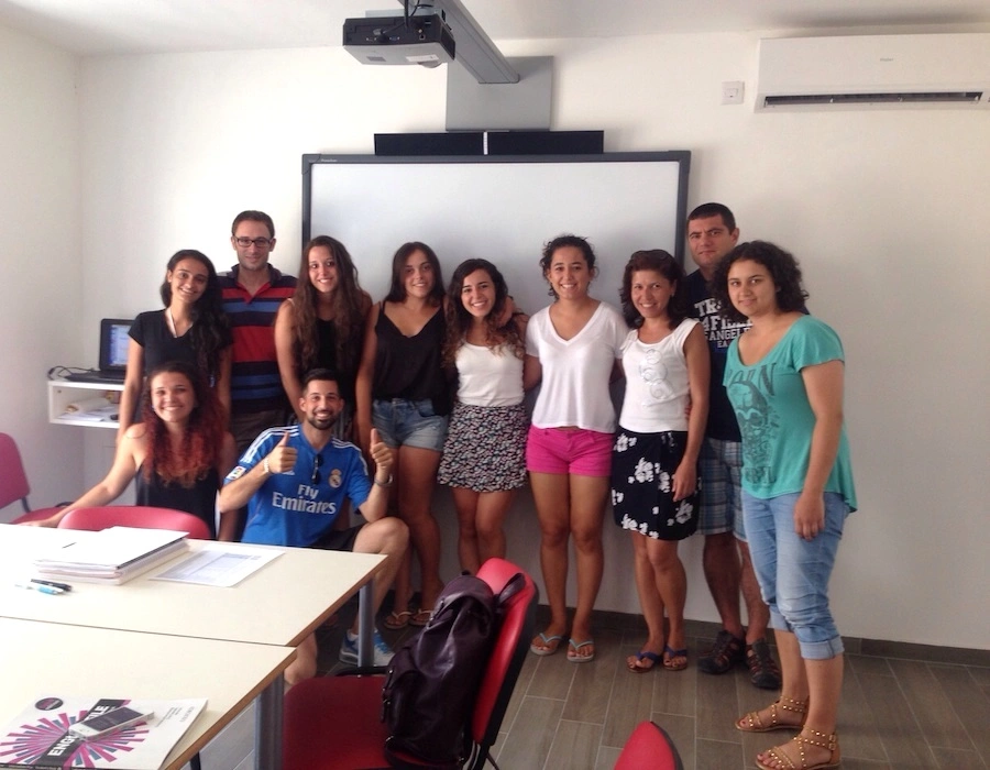 Grupo de estudiantes en cursos de inglés en Malta