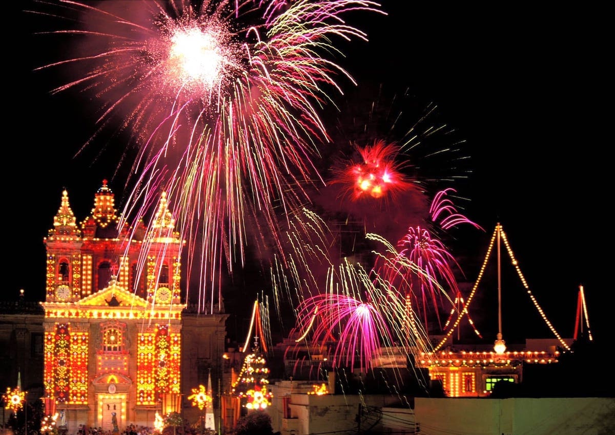 Fogos de artifício em um feriado público em Malta
