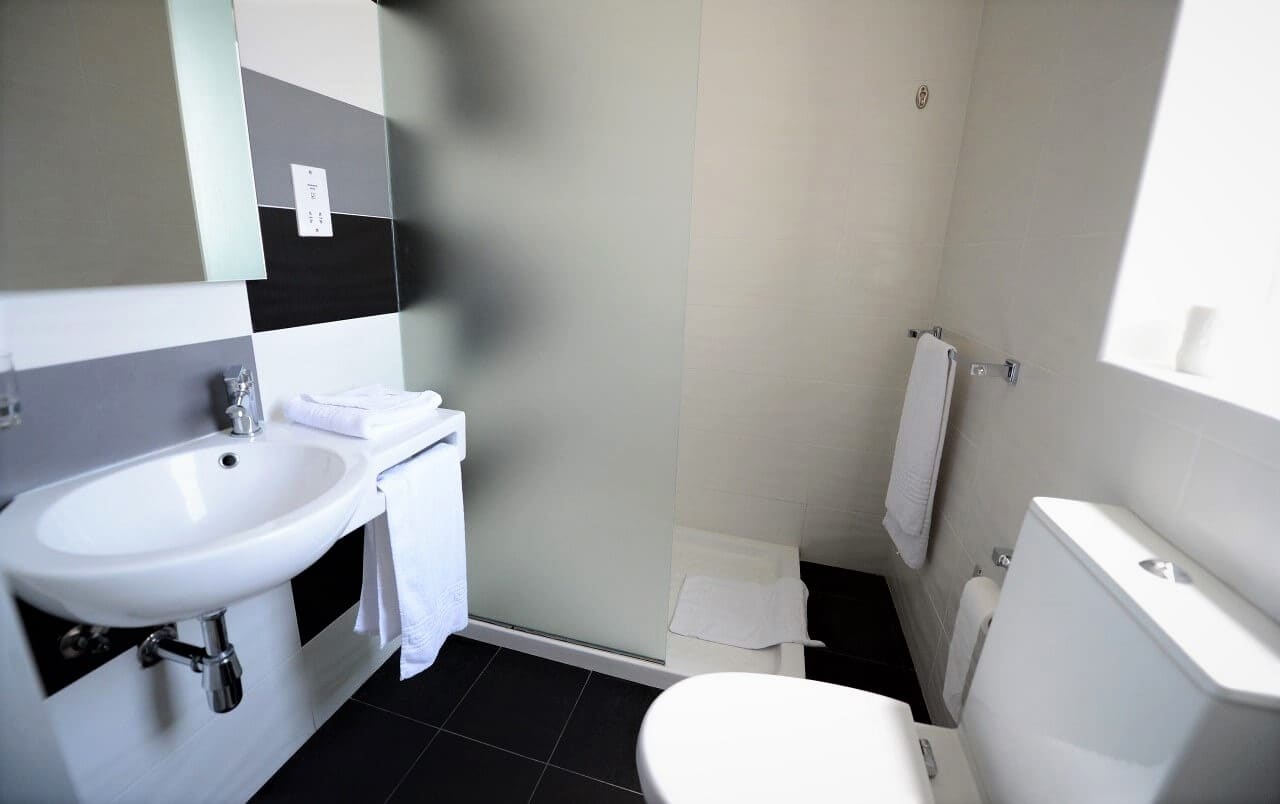 Туалет и душ в ванной комнате в отеле Day's Inn в Слиме
