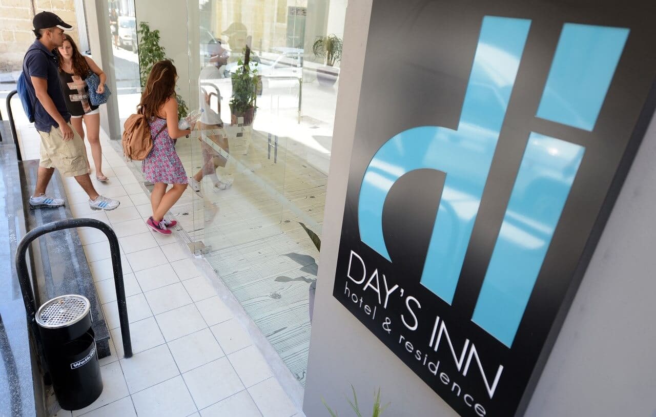 Вход в гостиницу Day's Inn в Слиме