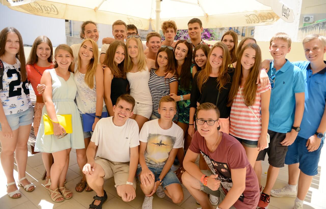 Grupo de jóvenes en un curso de idiomas en Malta