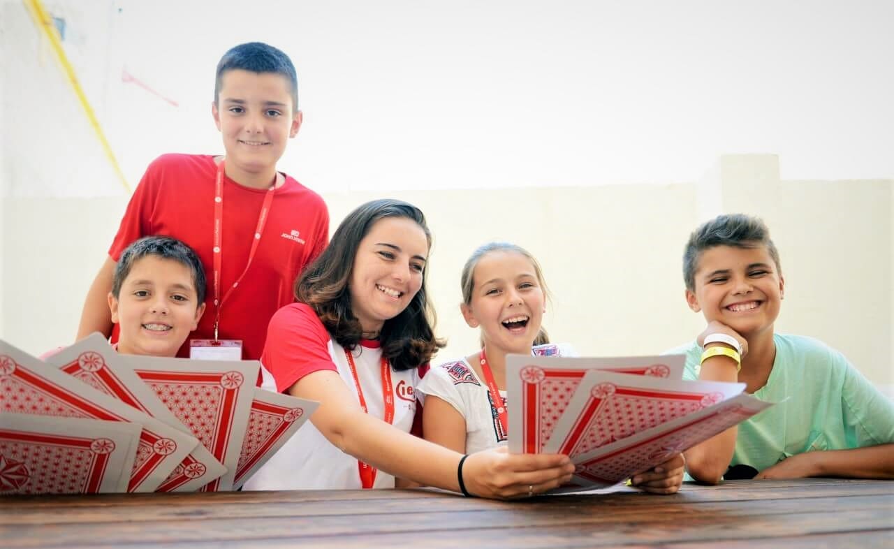 Юные студенты играют в карты IELS