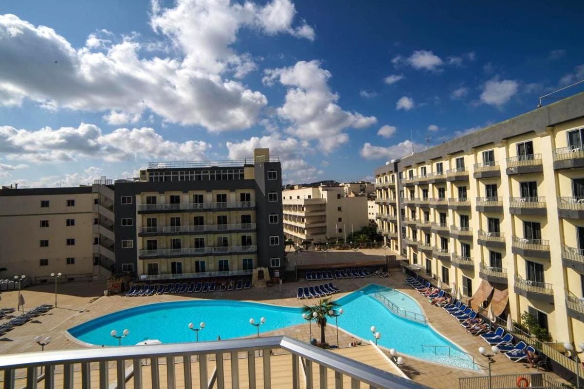 Piscina no Topaz Hotel Malta