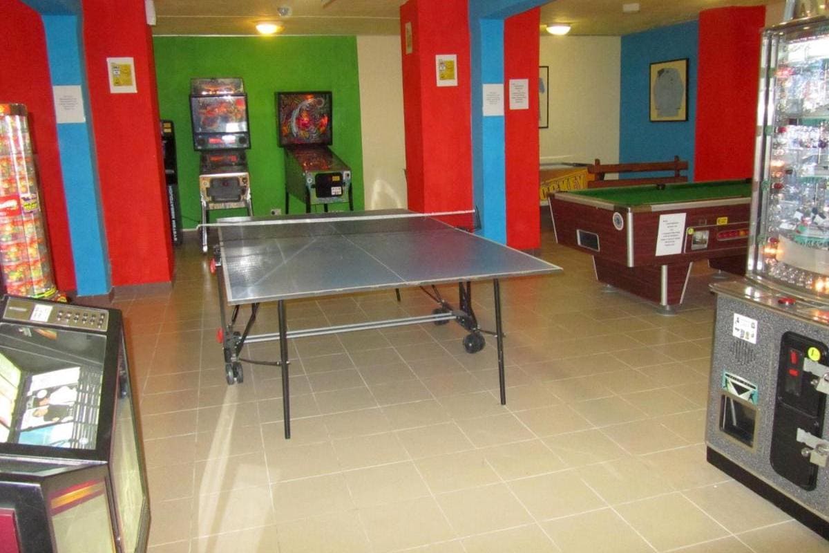 Sala de juegos (tenis de mesa, billar, pinball, etc.) en el Hotel Topaz