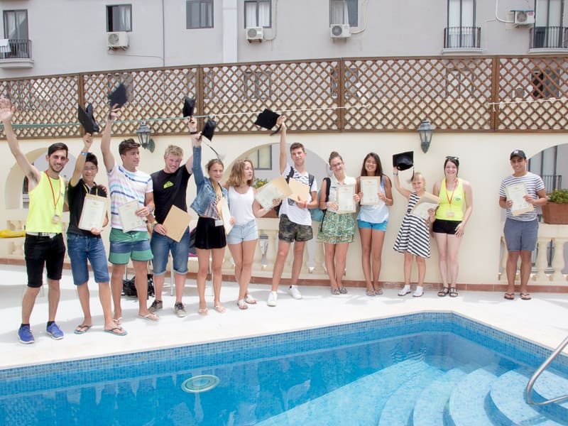 Cerimônia de formatura do acampamento de verão na Escola de Idiomas Maltalingua Malta