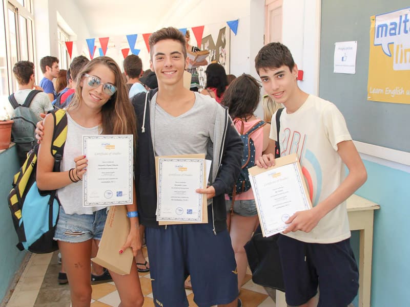 Tres jóvenes estudiantes de Maltalingua reciben sus diplomas