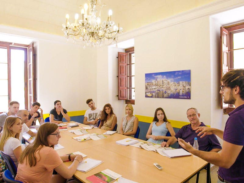 Grupos de estudantes em uma sala de aula de Maltalingua