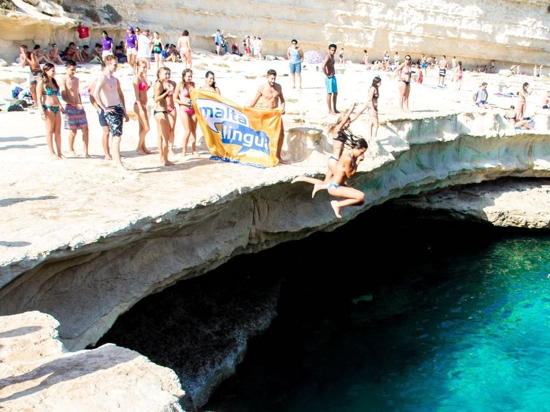 Студенты Maltalingua в бассейне Св. Петра на Мальте
