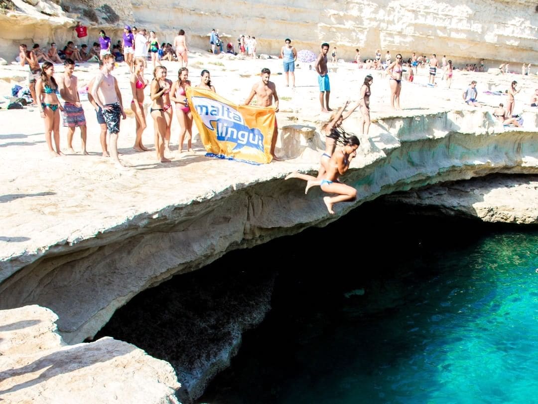 Estudantes de Maltalingua no St. Peter's Pool Malta