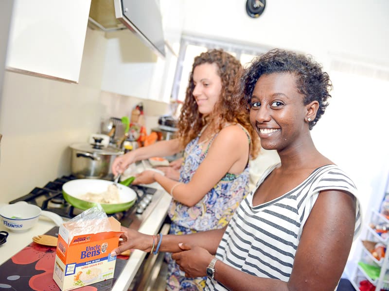 Étudiants cuisinant dans leur famille d'accueil maltaise